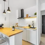 1bdr 150m From Sea With Workspace Apartman